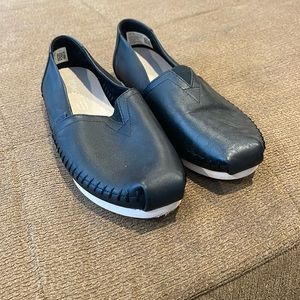 Women’s Tom’s slip on size 9 NWOT